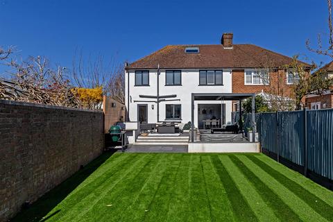 4 bed property, in Selwyn Crescent, £775,000