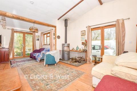 2 bed property, in Horsham Road, £575,000