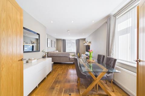 2 bed property, in Ridgeway Lane, £335,000