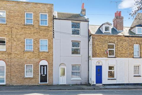 2 bed property, in Turner Street, £185,000