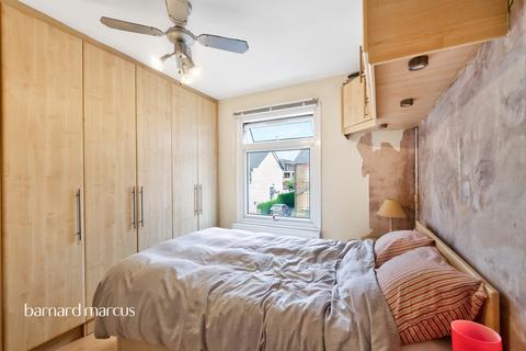 2 bed property, in Fruen Road, £390,000