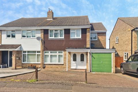5 bed property, in Petrel Way, £475,000