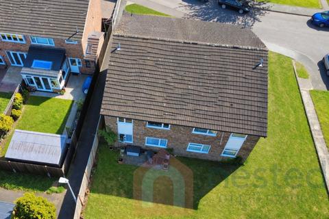 2 bed property, in Hampton Close, £165,000