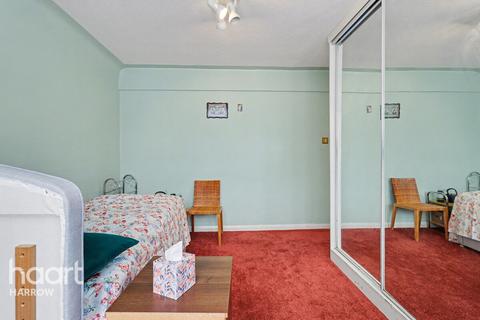 1 bed property, in Arundel Drive, £250,000