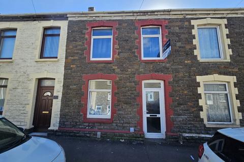 3 bed property, in Greenway Road, £130,000
