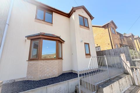 3 bed property, in Ty Melyn, £140,000
