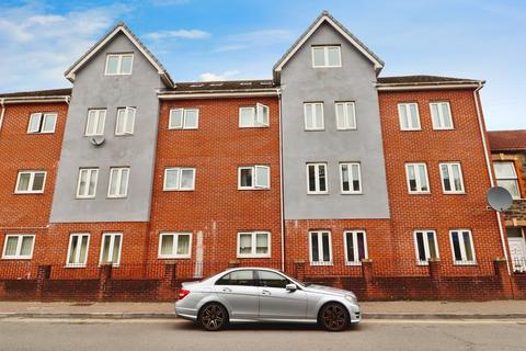 1 bed property, in Broadway, £64,000