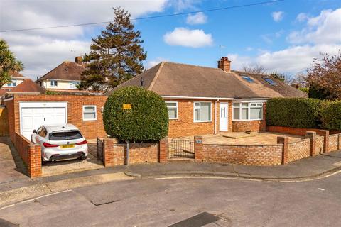 3 bed property, in Halsbury Close, £450,000