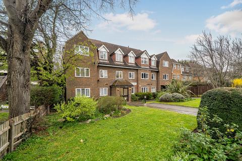1 bed property, in London Lane, £260,000