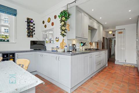 3 bed property, in Heath Road, £700,000