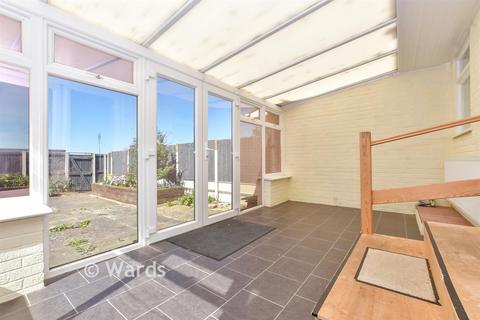 2 bed property, in Harbledown Gardens, £225,000