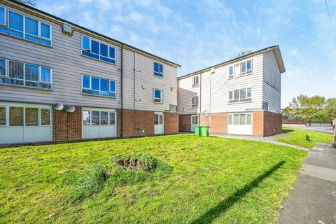 2 bed property, in Wyton Close, £55,000