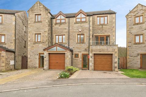 4 bed property, in Victoria Mills, £450,000