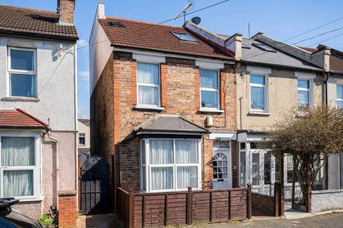3 bed property, in Wentworth Road, £450,000
