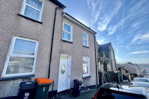 2 bed property, in Albert Avenue, £120,000
