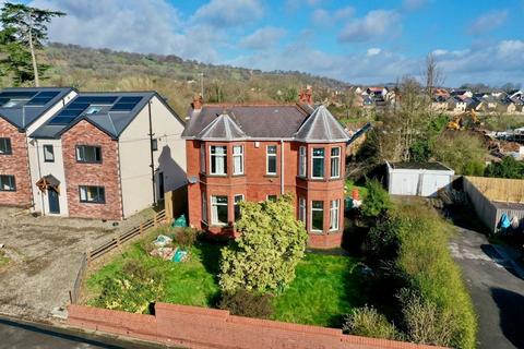 3 bed property, in Five Locks Road, £350,000