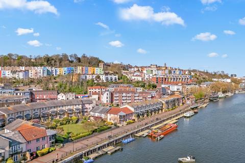 2 bed property, in Pooles Wharf Court, £425,000