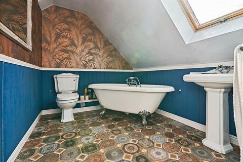 6 bed property, in Burns Road, £350,000