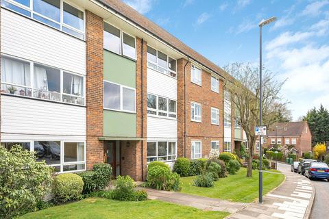 2 bed property, in Leigh Court, £465,000