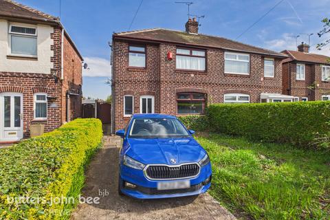 3 bed property, in Middlewich Street, £126,000