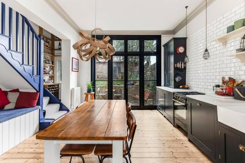 2 bed property, in Hornsey Lane Gardens, £1,000,000