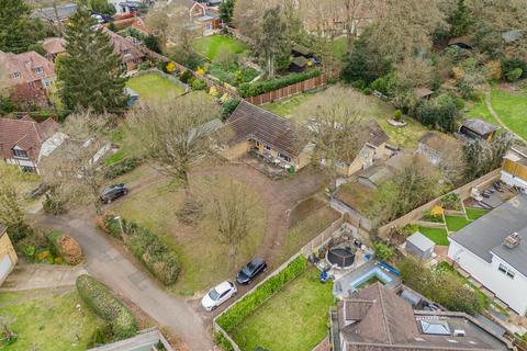 5 bed property, in Roundabout Lane, £1,000,000