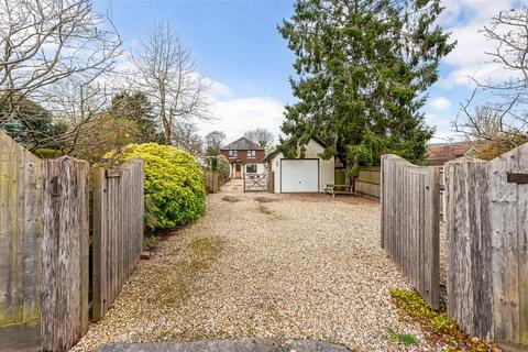 3 bed property, in Ramsdean Road, £625,000