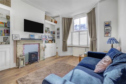 1 bed property, in Broughton Road, £450,000