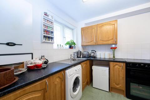 1 bed property, in Russett Wood, £170,000
