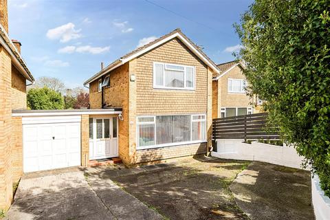 3 bed property, in Cleeve Drive, £350,000