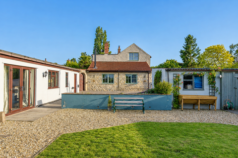 4 bed property, in Hectors Stones, £475,000