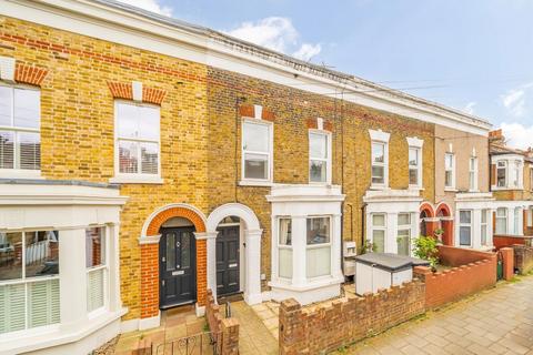 2 bed property, in Briscoe Road, £549,950