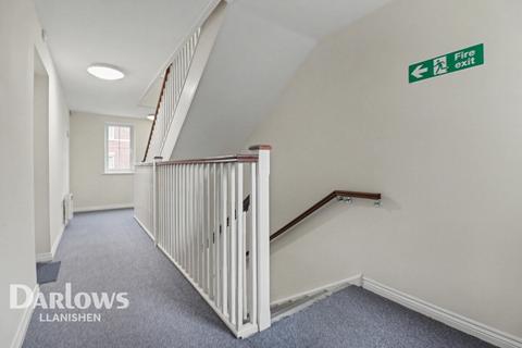 2 bed property, in Watkins Square, £200,000