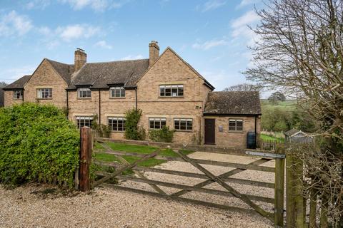 3 bed property, in Upper Tadmarton, £595,000