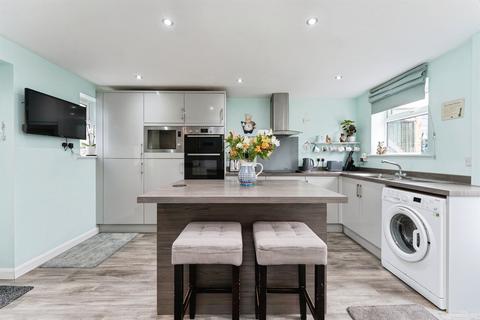 4 bed property, in Allen Road, £290,000
