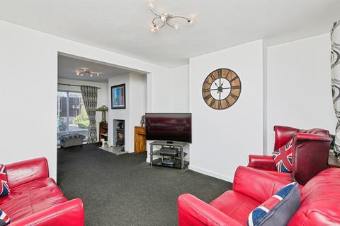 2 bed property, in High Street, £110,000