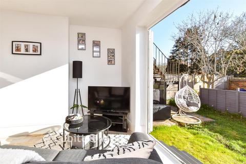 1 bed property, in Broadwater Road, £200,000