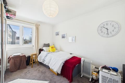 3 bed property, in Mottingham Lane, £350,000