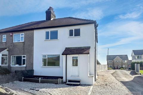 3 bed property, in Brown Edge Road, £325,000