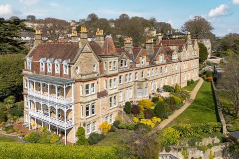 2 bed property, in Lansdown Grove, £475,000