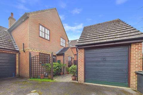 3 bed property, in Parkside Walk, £650,000