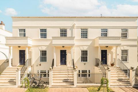 4 bed property, in Beaufort Close, £1,195,000