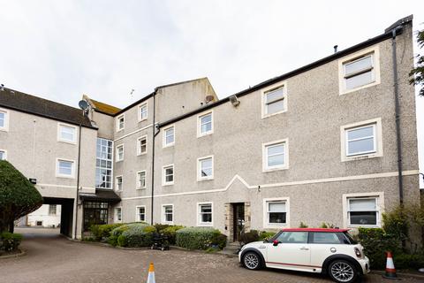 2 bed property, in Fort Court, £95,000