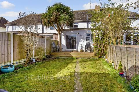3 bed property, in The Broadway, £325,000