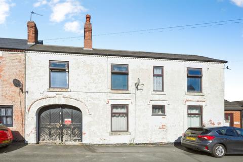 5 bed property, in Eyres Gardens, £190,000