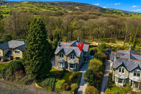4 bed property, in Whitehall Road, £425,000