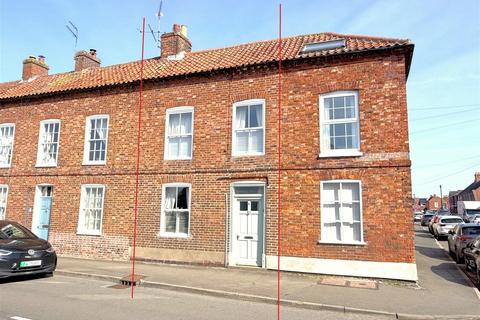 3 bed property, in High Street, £275,000