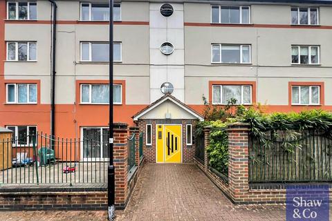 2 bed property, in Harlech Gardens, £240,000