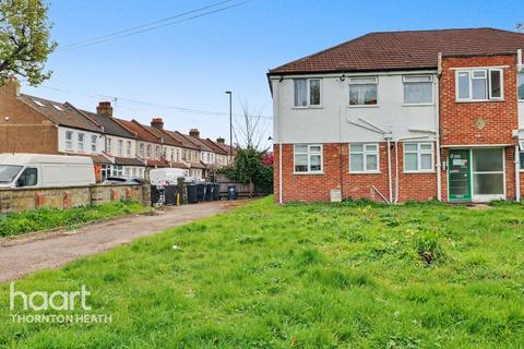 2 bed property, in Colliers Water Lane, £150,000