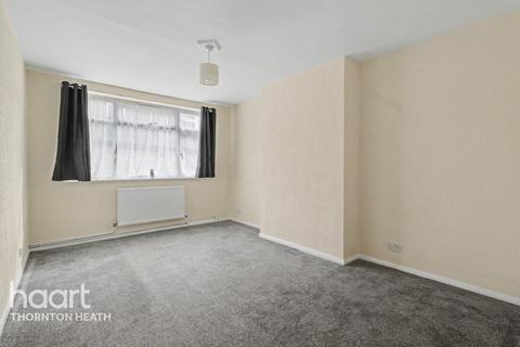 2 bed property, in Colliers Water Lane, £150,000